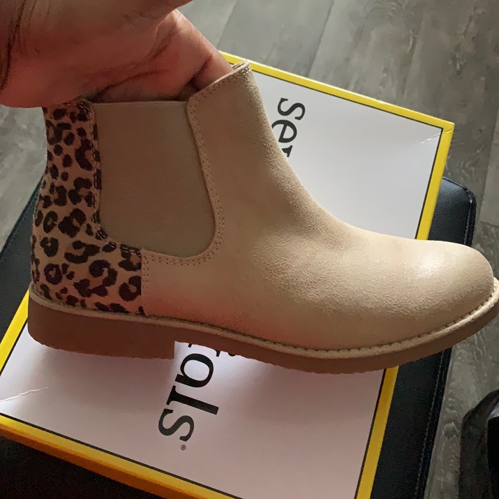 Ankle boots never been worn